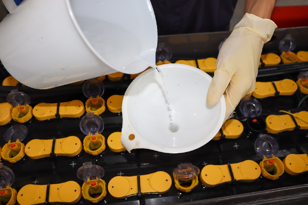 充電前還是充電后，叉車(chē)電池應(yīng)該在什么時(shí)候加水？