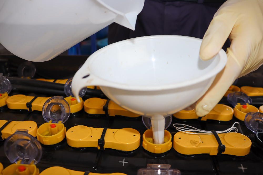 電瓶加水過多怎么補救？如何正確加水？